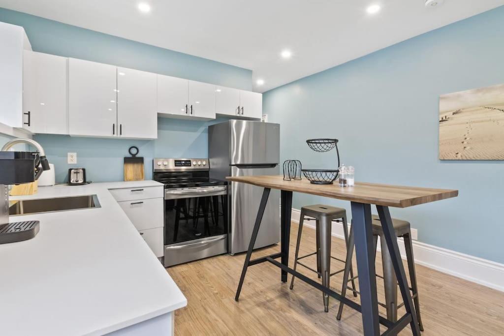 Köök või kööginurk majutusasutuses Bright and Spacious Condo in Downtown Collingwood 97043