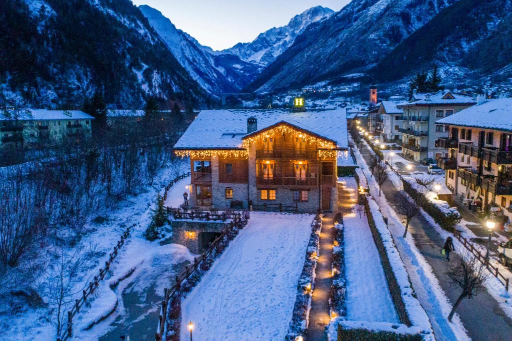 O vedere generală la munți sau o vedere la munte luată de la acest hotel