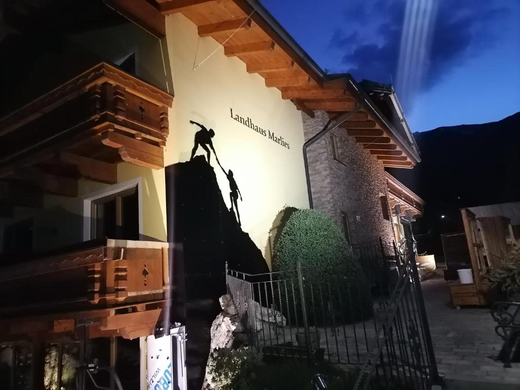 een muurschildering van een man aan de zijkant van een gebouw bij Landhaus Marlies in Zell am See