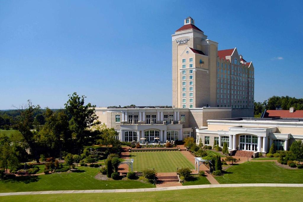 duży budynek z wieżą zegarową na górze w obiekcie Grandover Resort & Spa, a Wyndham Grand Hotel w mieście Greensboro