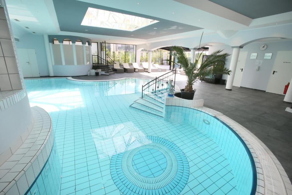 Swimming pool sa o malapit sa 25h SPA-Residenz BEST SLEEP privat Garden & POOLs