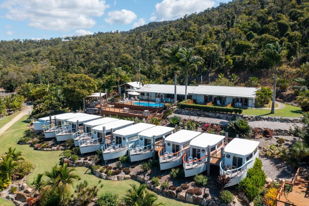 uma vista aérea do resort com barcos no pátio em Freedom Shores Resort Airlie Beach em Airlie Beach