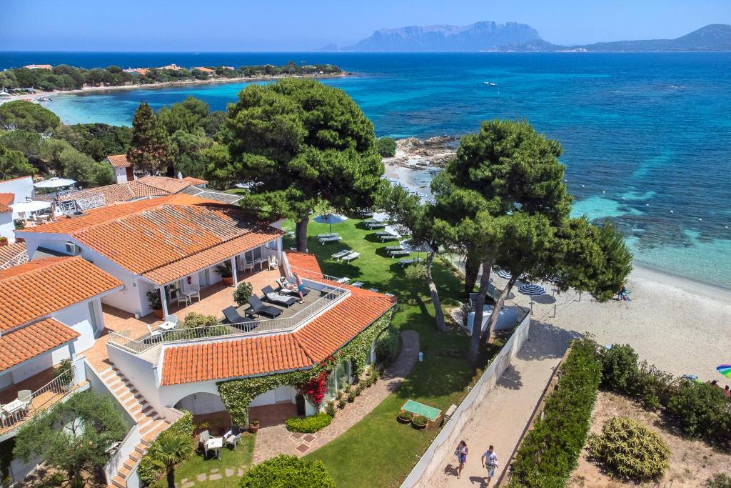 una vista aérea de una casa en la playa en The Pelican Beach Resort & SPA - Adults Only, en Olbia