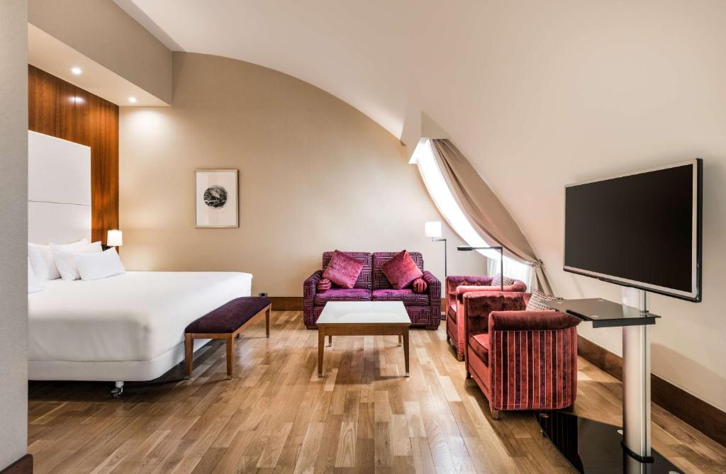 um quarto de hotel com uma cama e uma televisão em NH Collection Vigo em Vigo