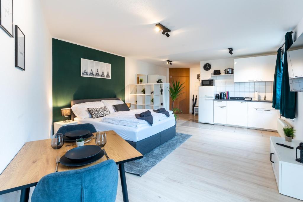 um quarto com uma cama, uma mesa e uma cozinha em Mercedes I Stuttgart I Kitchen I Home Office I Parkplatz em Böblingen