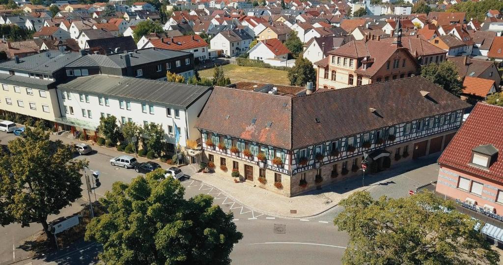 una vista aérea de una ciudad con edificios y una calle en Hotel Adler Asperg, en Asperg