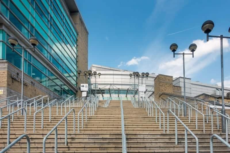 un conjunto de escaleras frente a un edificio en Arena Apartment, en Mánchester