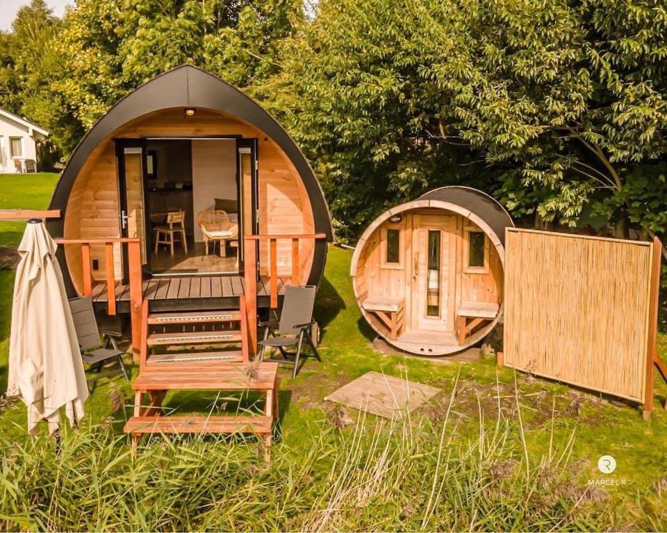 Taman di luar Pod Hotelkamer aan het water