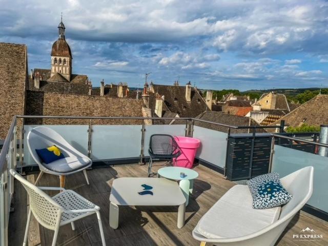 A balcony or terrace at Les Terrasses de Notre Dame