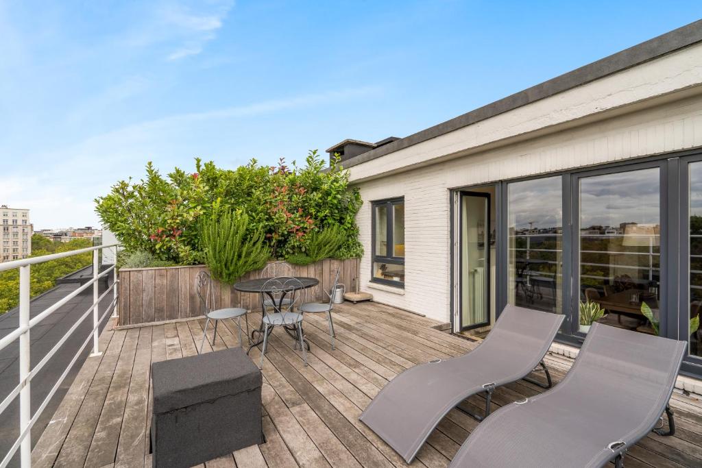 een patio met stoelen en een tafel op een balkon bij Fuths Penthouse 55 in Antwerpen