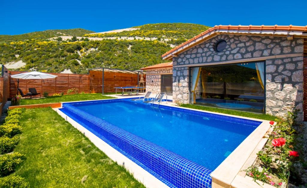 einen Pool im Hof eines Hauses in der Unterkunft VİLLA NAZAR in Kaş