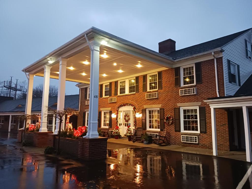 Cette grande maison en briques dispose d'une terrasse couverte. dans l'établissement Colonial Inn Seekonk, à Seekonk