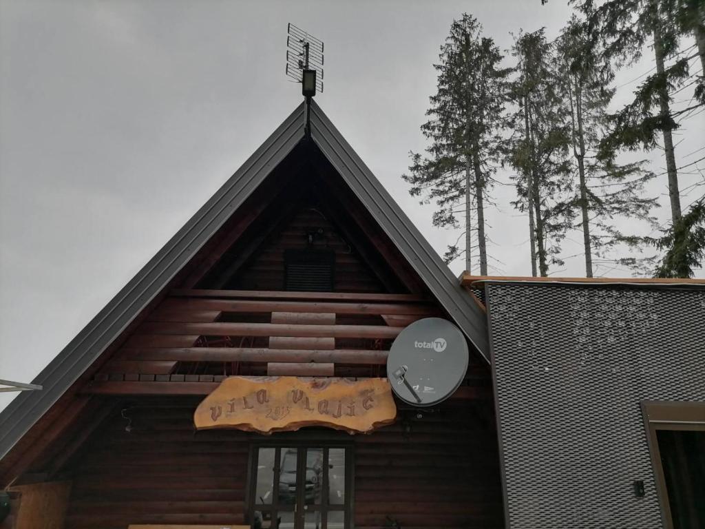 um edifício com uma placa na frente dele em Vila Vlajić 2015 em Gornje Pale