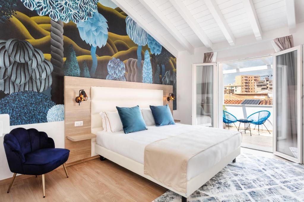 - une chambre avec un lit et une chaise bleue dans l'établissement Lungomare Rooms, à Olbia