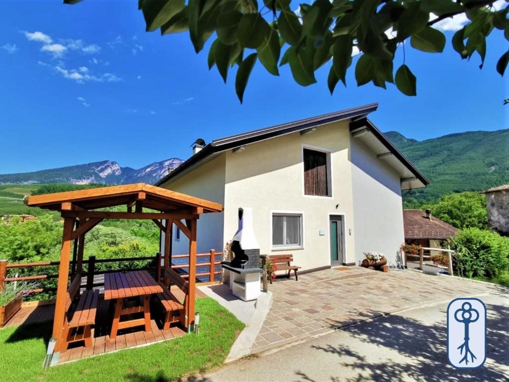 Villa mit Blick auf das Haus in der Unterkunft Casa Vacanze Antico Eremo, tra natura e tradizione in Campodenno