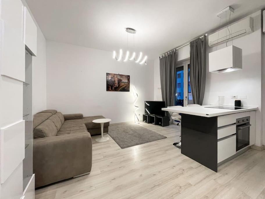 Kuchyň nebo kuchyňský kout v ubytování Lumiére Apartment Milano Center