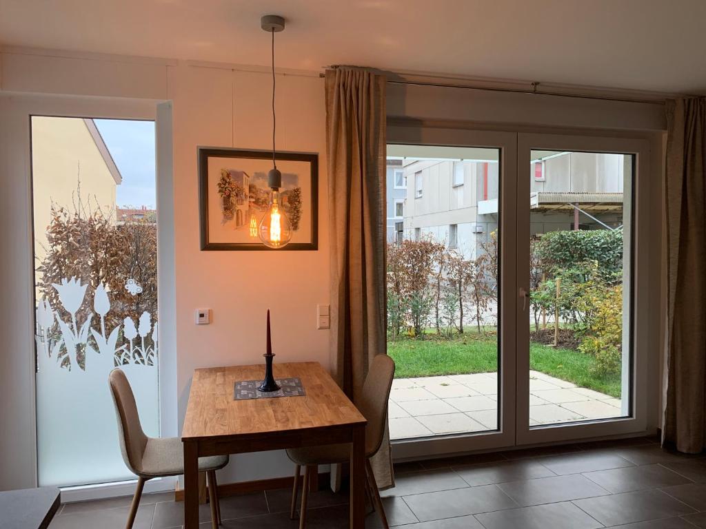 uma sala de jantar com uma mesa e uma grande janela em Wohlfühl-Apartment em Ettlingen