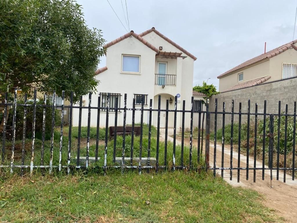 Um jardim em Hermosa casa en la serena