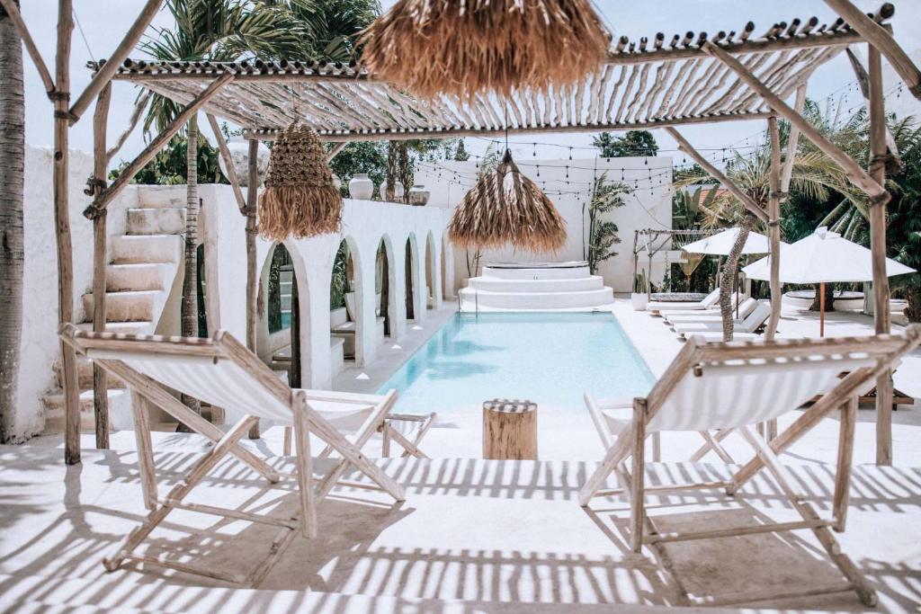 A piscina localizada em Hotel Sages ou nos arredores