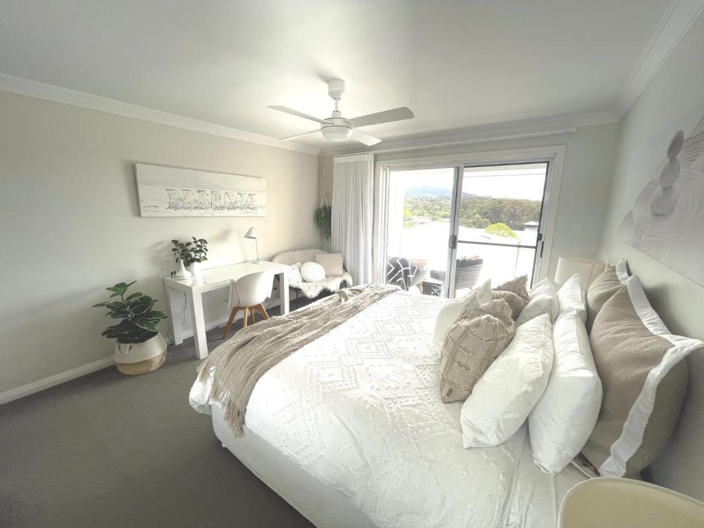 מיטה או מיטות בחדר ב-Diggers Beach Villa Coffs Harbour