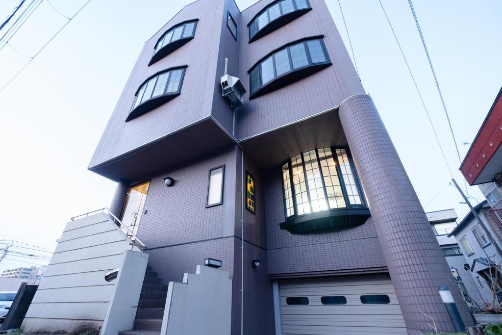 ein Gebäude mit einem Seitenfenster in der Unterkunft STAY IN ASAHIKAWA99 in Asahikawa