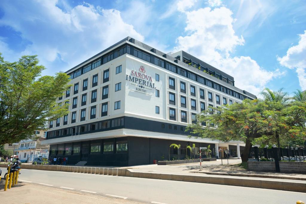 基苏木Sarova Imperial Hotel的一座白色的大建筑,上面有标志