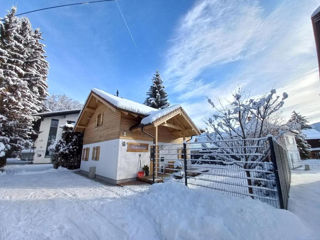 ツェル・アム・ゼーにあるChalet Dacha mit finnischer Saunaの雪に覆われた家