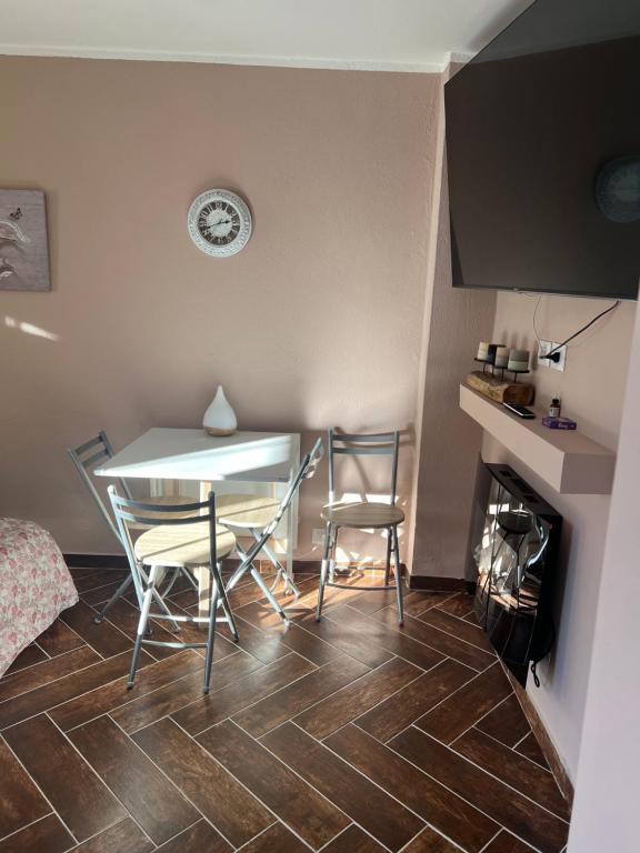 a dining room table and chairs in a room at Grange chic in Sestriere