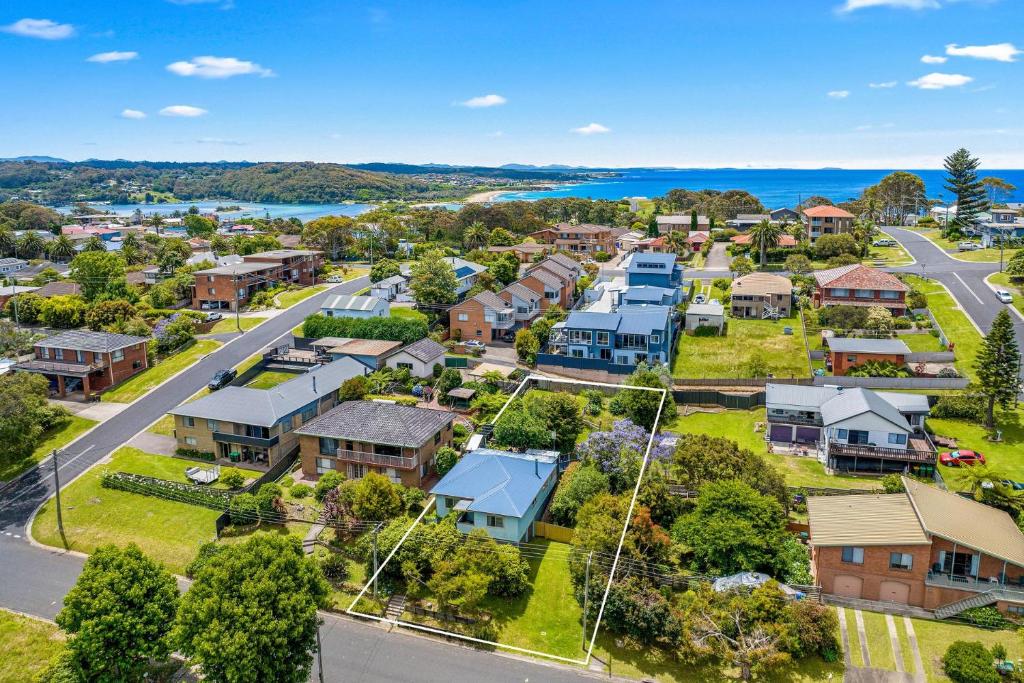 una vista aérea de un barrio residencial con casas en 15 Clarke Street Narooma, en Narooma