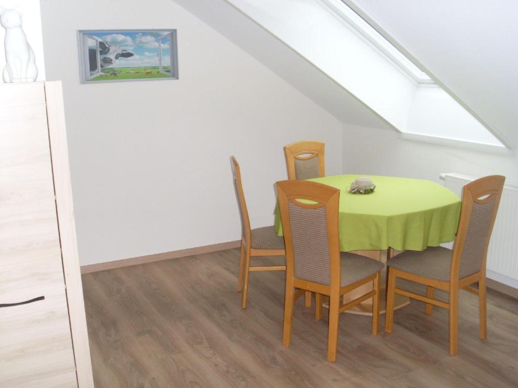 een eetkamer met een gele tafel en stoelen bij Ferienwohnung am Waldrand in Schmallenberg