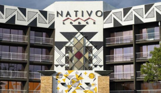 アルバカーキにあるNativo Lodgeの壁画のある建物