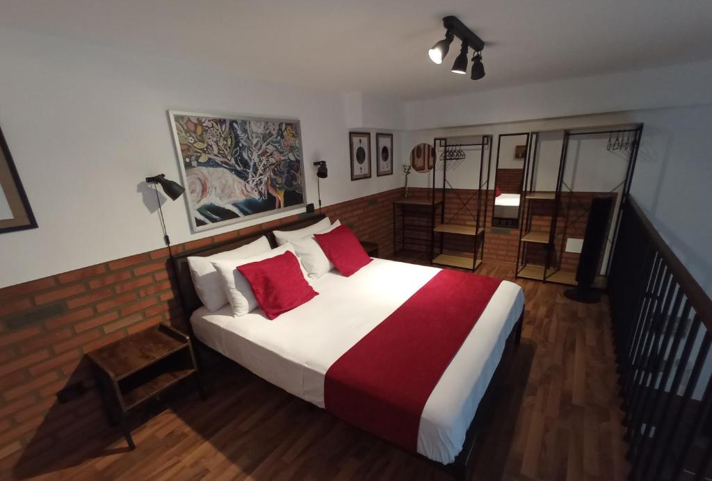 um quarto com uma cama grande e almofadas vermelhas em Volt76 - Como lake apartment em Como