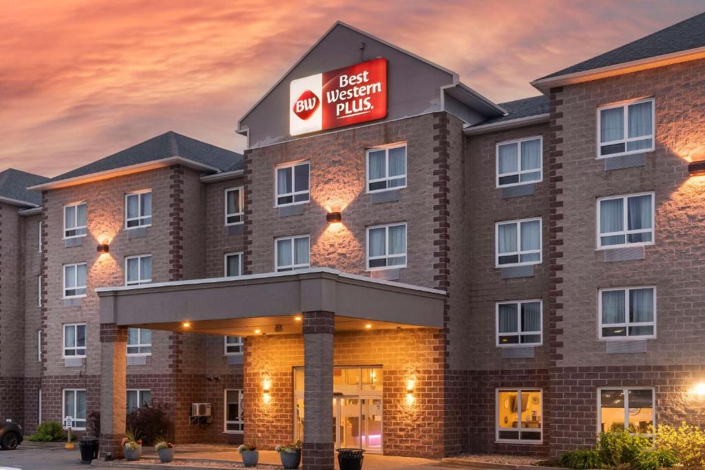 un hotel con un cartel en la parte delantera de un edificio en Best Western Plus Dartmouth Hotel & Suites, en Halifax