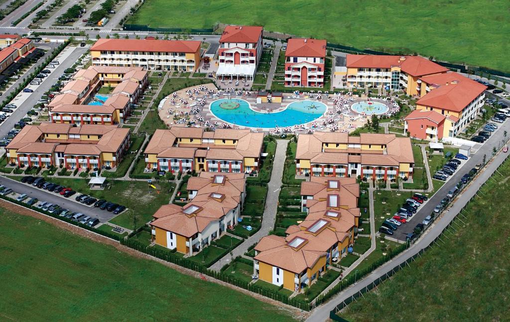 widok z powietrza na ośrodek z basenem w obiekcie Pini Village Lido Altanea w Caorle