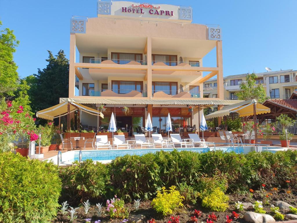 Басейн в Hotel Capri або поблизу