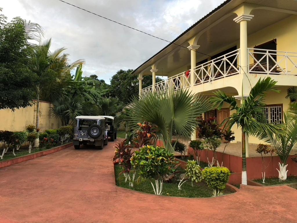 un jeep estacionado frente a un edificio en Villa Soa, en Hell-Ville