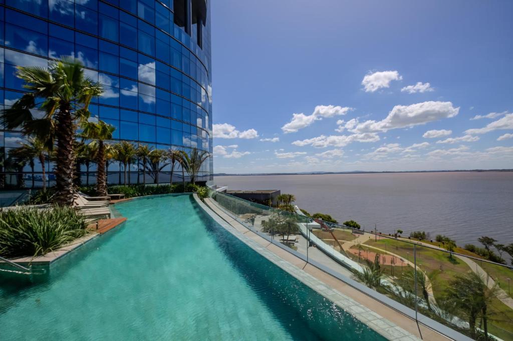 Majoituspaikassa DoubleTree by Hilton Porto Alegre tai sen lähellä sijaitseva uima-allas