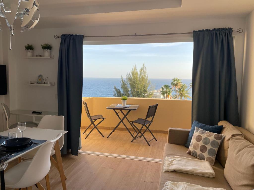 ein Wohnzimmer mit Meerblick in der Unterkunft SAN AGUSTIN SEAVIEW BLUE APARTMENT in Maspalomas