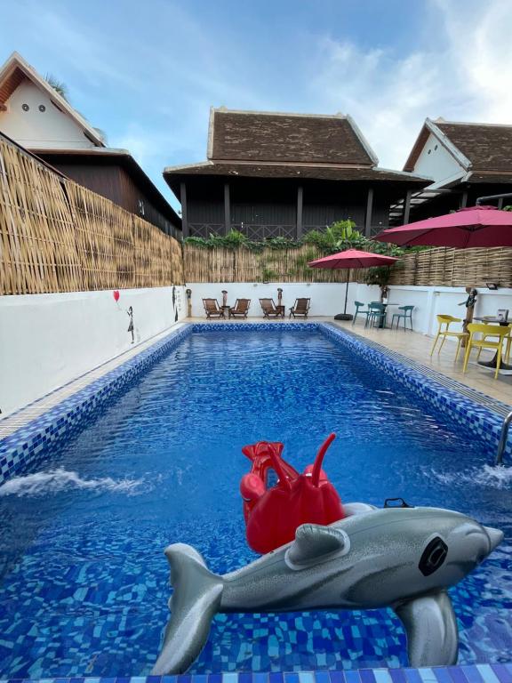 un requin gonflable dans une piscine dans l'établissement Little Friendly Guest House and Swimming Pool, à Luang Prabang