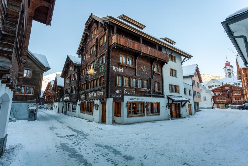 een gebouw op een straat met sneeuw op de grond bij Sonne Andermatt Swiss Quality Hotel in Andermatt