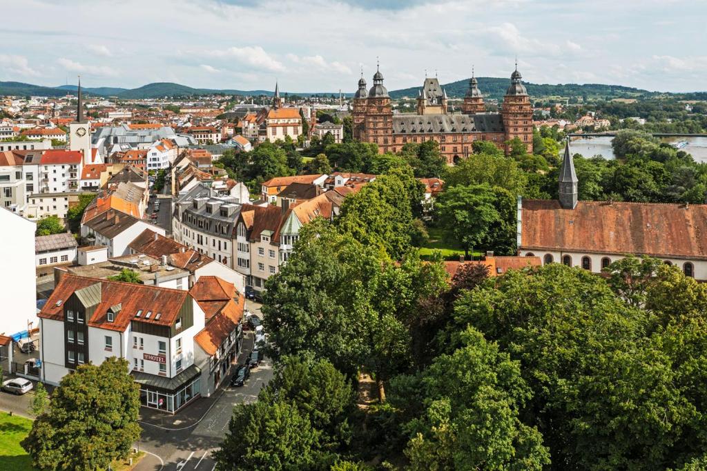 Pemandangan umum Aschaffenburg atau pemandangan kota yang diambil dari hotel