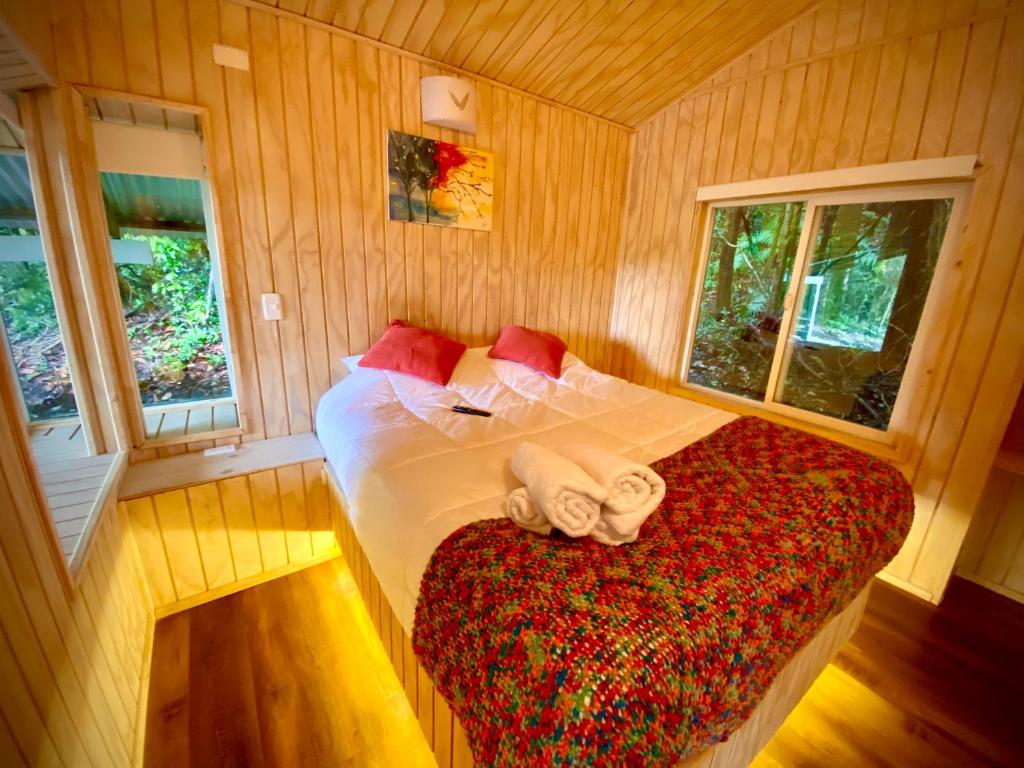 Tempat tidur dalam kamar di Stillner Waldhaus