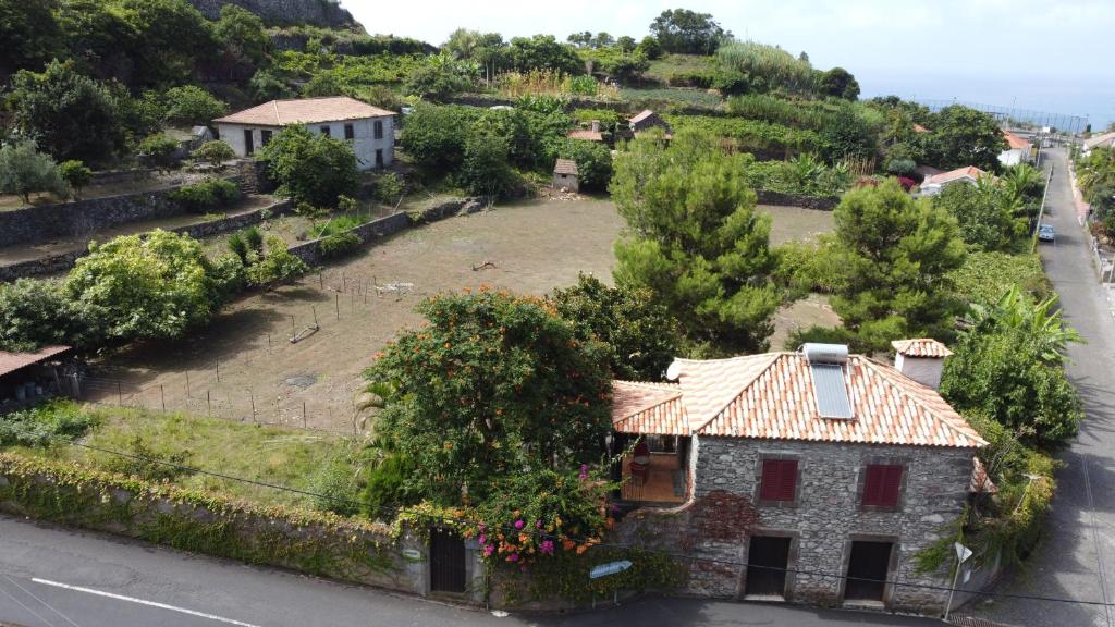 eine Luftansicht eines Hauses auf einem Hügel in der Unterkunft Solar Arco de São Jorge in Santana