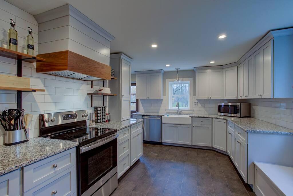 A kitchen or kitchenette at Calla Lily Farmhouse