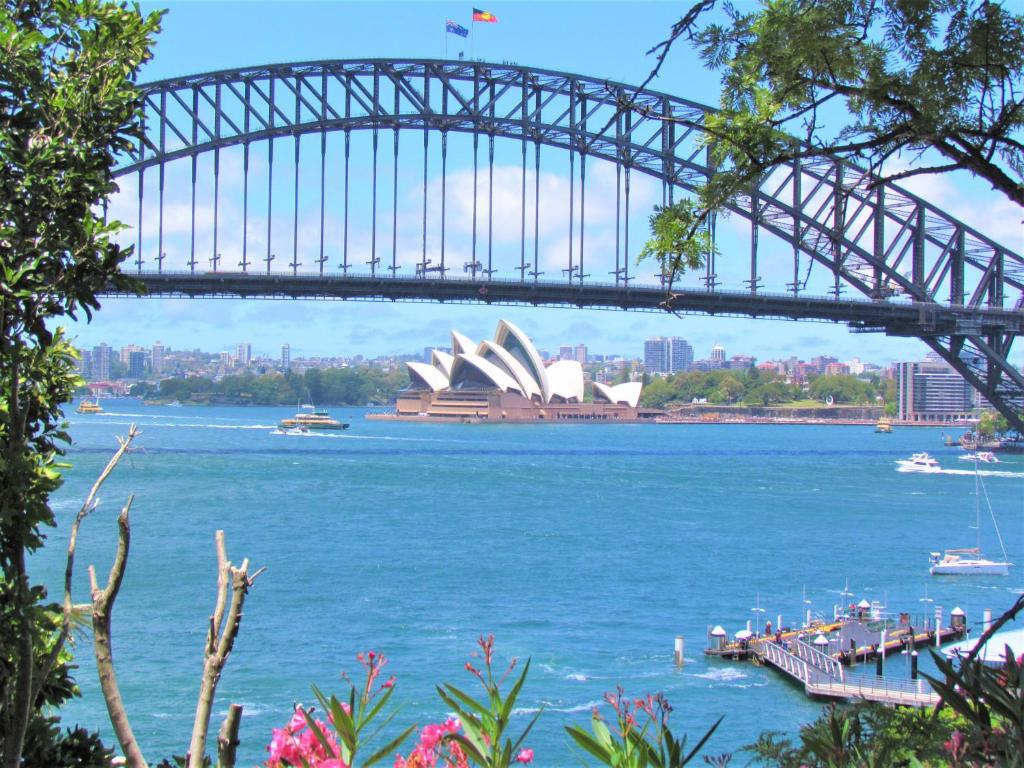 une vue sur l'opéra de sydney et le pont portuaire dans l'établissement Spectacular Views of Sydney Harbour with Free Parking, à Sydney