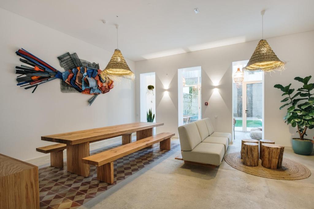 - un salon avec une table en bois et une chaise dans l'établissement Ocean Porto - Beach House, à Matosinhos