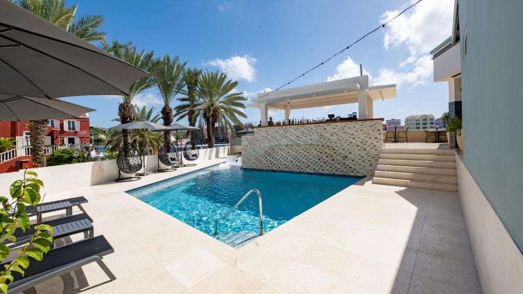 - une piscine dans l'arrière-cour d'une maison dans l'établissement Harbor Hotel & Casino Curacao, à Willemstad