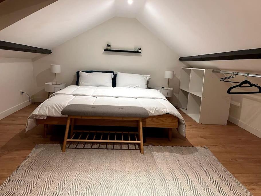 Una cama o camas en una habitación de Appartement duplex proche zénith, mégacité, stade