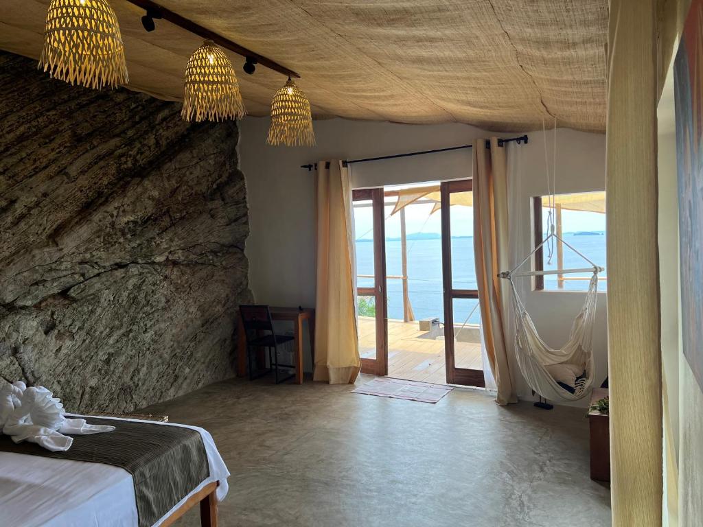 una camera con letto e vista sull'oceano di Canopee Lodge a Nosy Komba