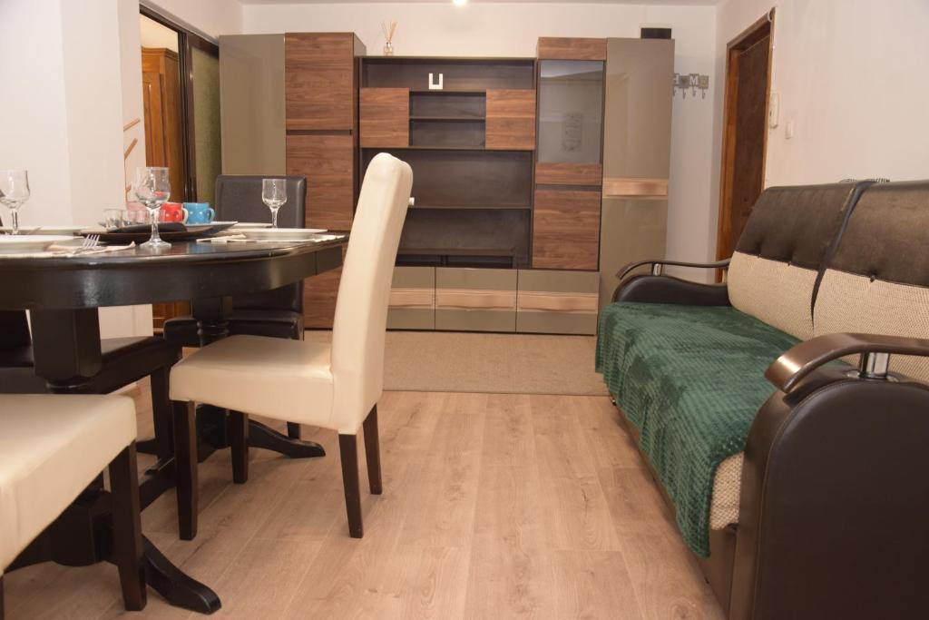 a living room with a dining table and a bed at Apartament Cetate in Alba Iulia